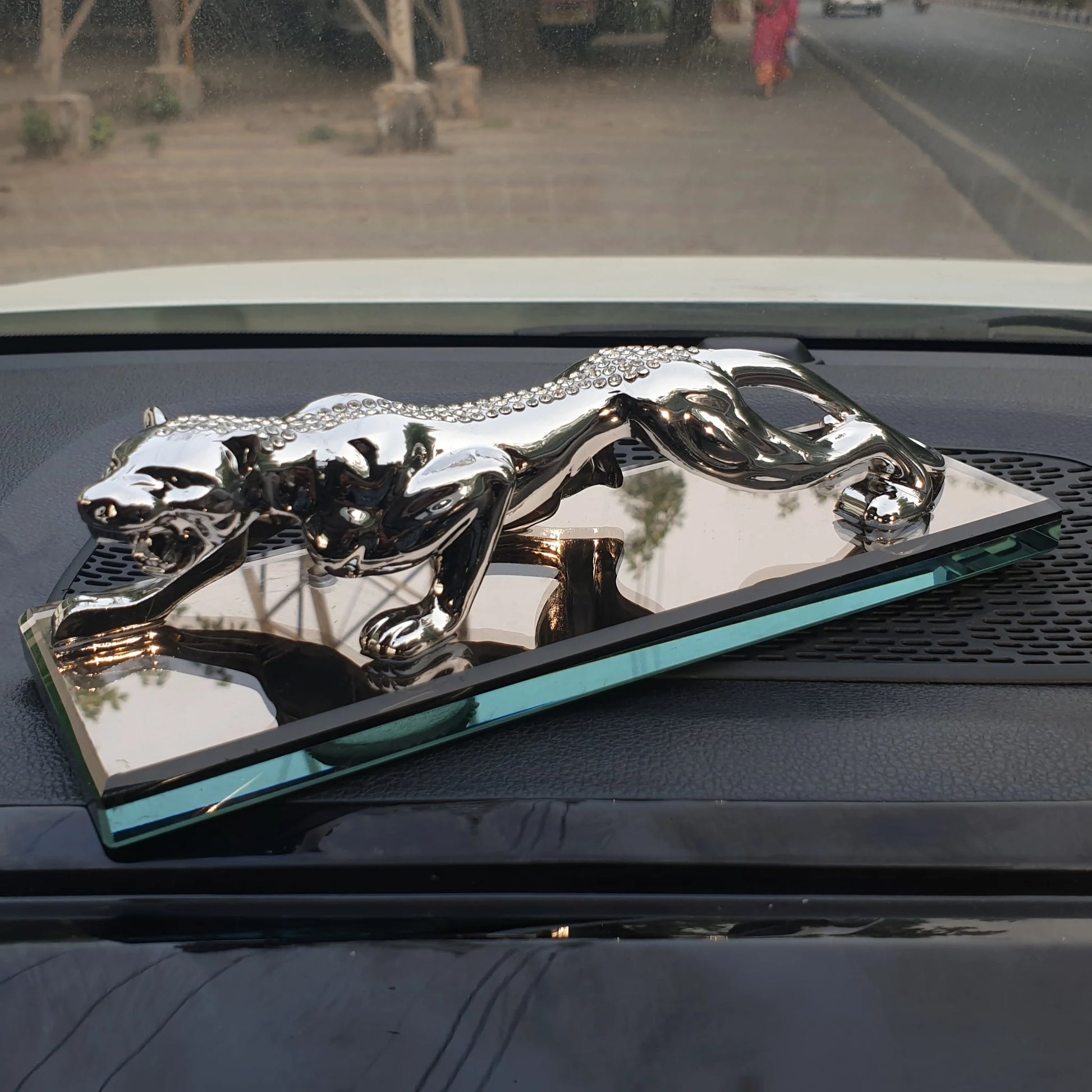 Jaguar Stone With Base Glass image 3